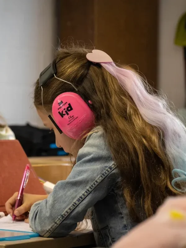 Kind met autisme en headphones op tegen overgevoeligheid