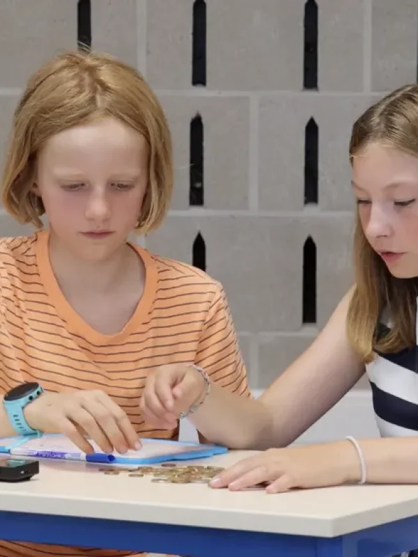 Kinderen met dyspraxie aan het oefenen